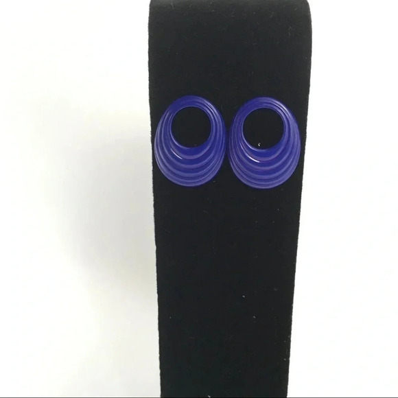 Hollow Out Open Oval Shaped Post Back Earrings - Picture 1 of 3